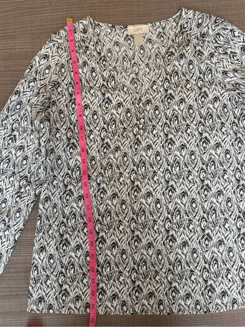 LOFT Black & White Printed Long-Sleeve V-Neck Blouse Size S